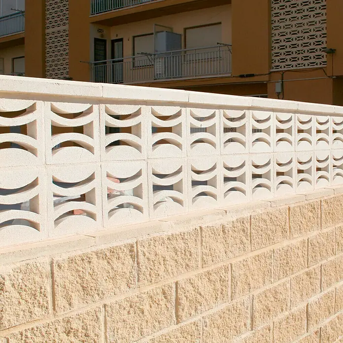 Celosía de pared Flor - 25 x 25 cm, Blanco - Una imagen detallada de un muro decorativo hecho de ladrillos claros y texturizados, ideal para proyectos arquitectónicos.