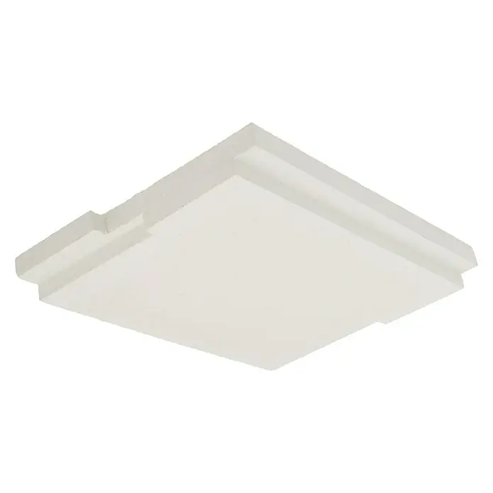Tapa frontal de protección contra viento - Hormigón polímero, Blanco - Primer plano de una placa de techo blanca, con un borde decorativo escalonado. Ideal para interiores modernos y fácil de instalar.