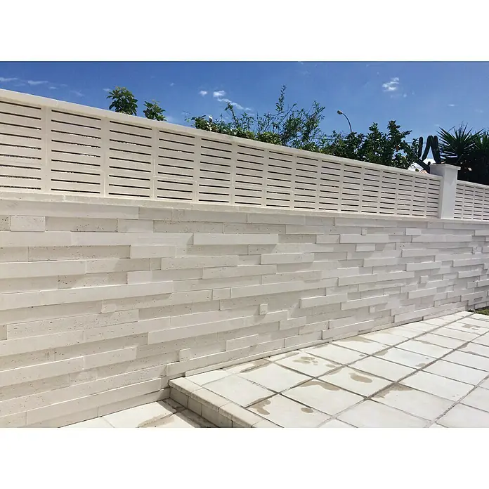 Cubremuros plano Liso - 50 x 27 x 4 cm, Blanco, Hormigón - Un muro de jardín blanco y moderno con listones horizontales y revestimiento de piedra, que combina privacidad con estilo contemporáneo.