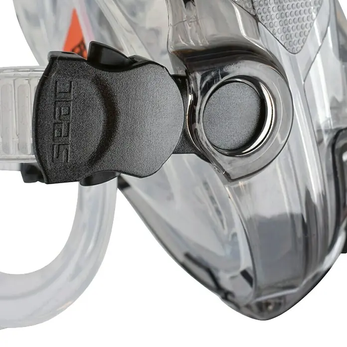 Seac Sub Máscara de Snorkel Libera - S/M, Plástico, Negro/Naranja - Primer plano de una máscara de buceo SEAC que destaca el sistema de ajuste de la correa y el cuerpo de la máscara.
