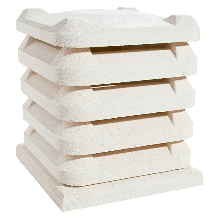 Aspirador estático 50 - Blanco - Una pila de cinco postes de horno de cerámica cuadrados de color beige claro apilados uno encima del otro.