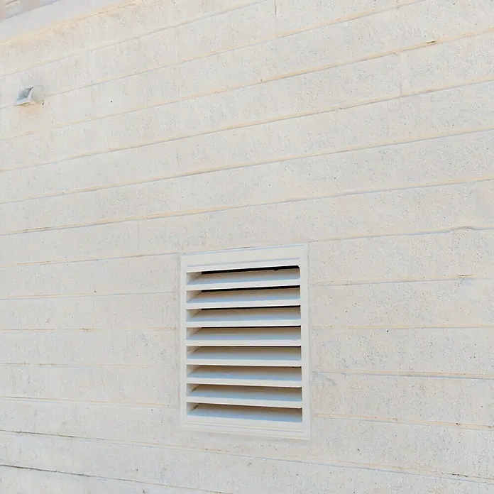 Estor plisado celular de ventilación - 40 x 40 cm, Blanco - Primer plano de una rejilla de ventilación blanca en una pared. La rejilla proporciona circulación de aire y ventilación interior.