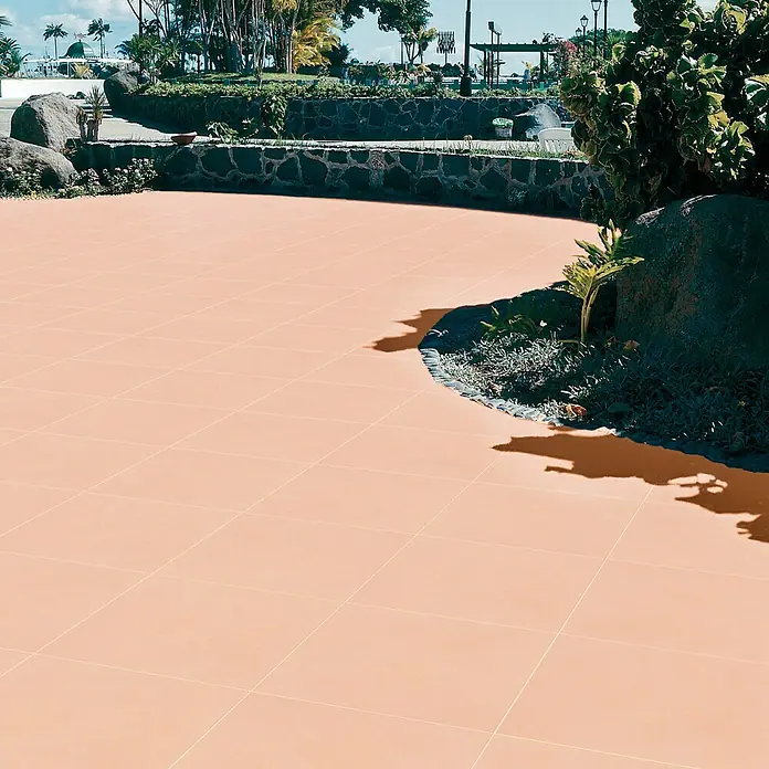 Pavimento para exterior Granulada - 50 x 50 cm, Salmone - Foto de exterior de baldosas cuadradas de terracota, que crean un ambiente moderno y cálido para cualquier espacio al aire libre.
