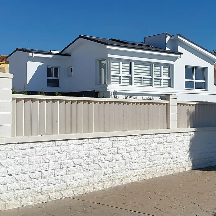 Protección contra el viento - Apto para: Ventilación - Vista de una casa blanca con una fachada moderna y una valla elegante que rodea la propiedad.