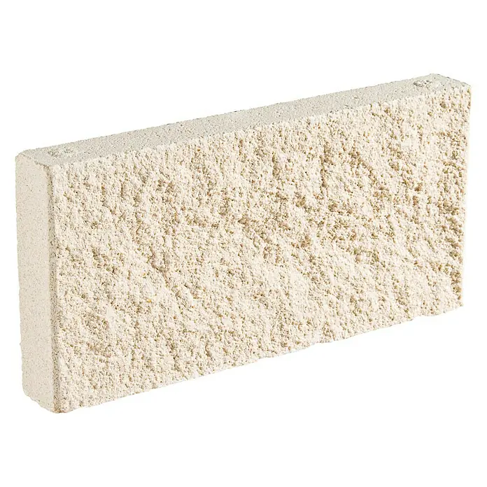 Revestimiento de piedra plaqueta Split - 40 x 20 cm, Blanco - Primer plano de un adoquín de hormigón color crema con una superficie texturizada. Ideal para proyectos de jardín y paisajismo.