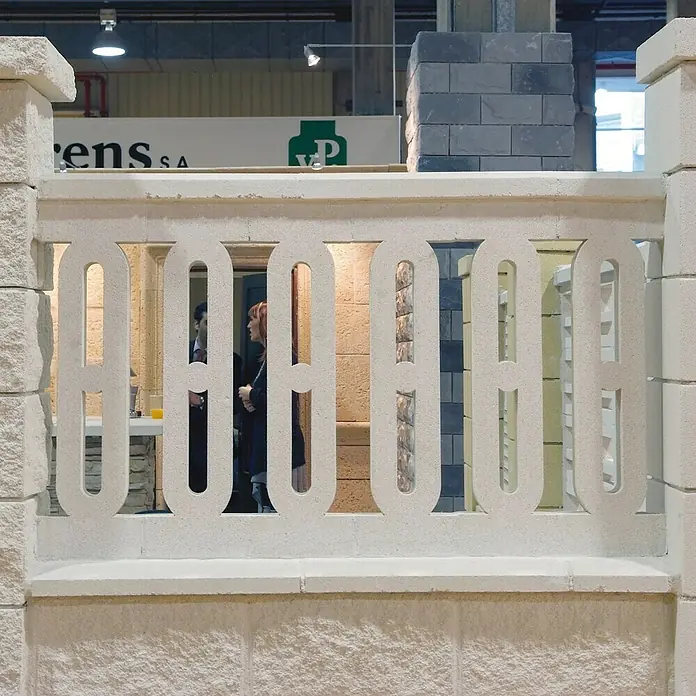 Balaustrada plana - 6 x 20 x 70 cm, Blanco, Hormigón - Elegante balaustrada de piedra blanca con aperturas estilizadas, que añaden un toque decorativo. Ideal para jardines y terrazas.