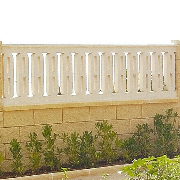 Balaustrada plana - 6 x 20 x 70 cm, Blanco, Hormigón - Vista de un parapeto de piedra beige con recortes decorativos que bordean una zona ajardinada.