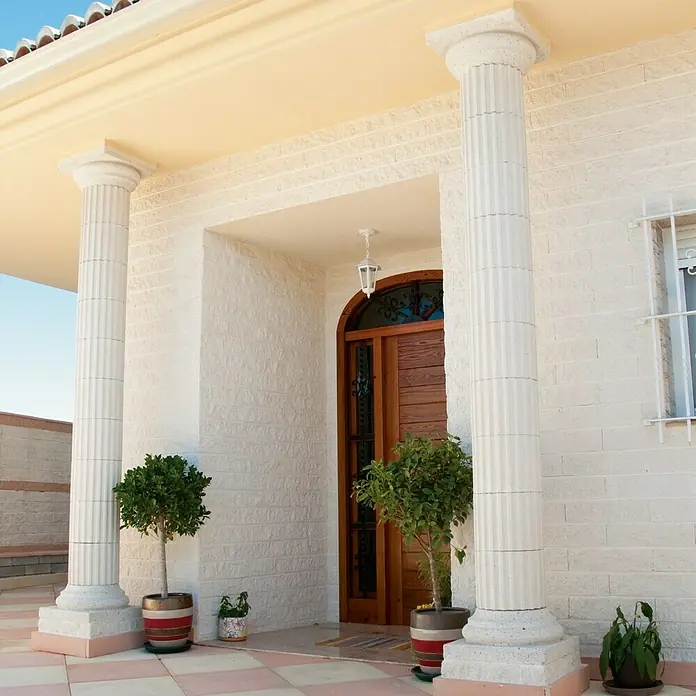 Base para techo o suelo Capitel Atenas - 40 x 40 cm - El elegante portal de columnas con una puerta de madera y plantas decorativas le da a la casa una entrada clásica y acogedora.