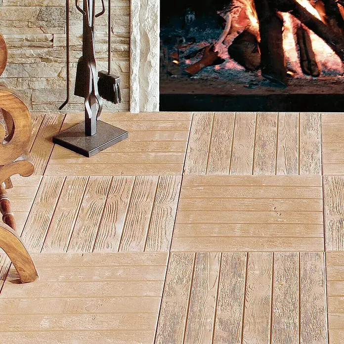 Pavimento para exterior Teka - 50 x 50 cm, Marrón - Área de chimenea rústica con baldosas de suelo imitación madera marrón claro, herramientas para chimenea y fuego crepitante para un ambiente cálido.