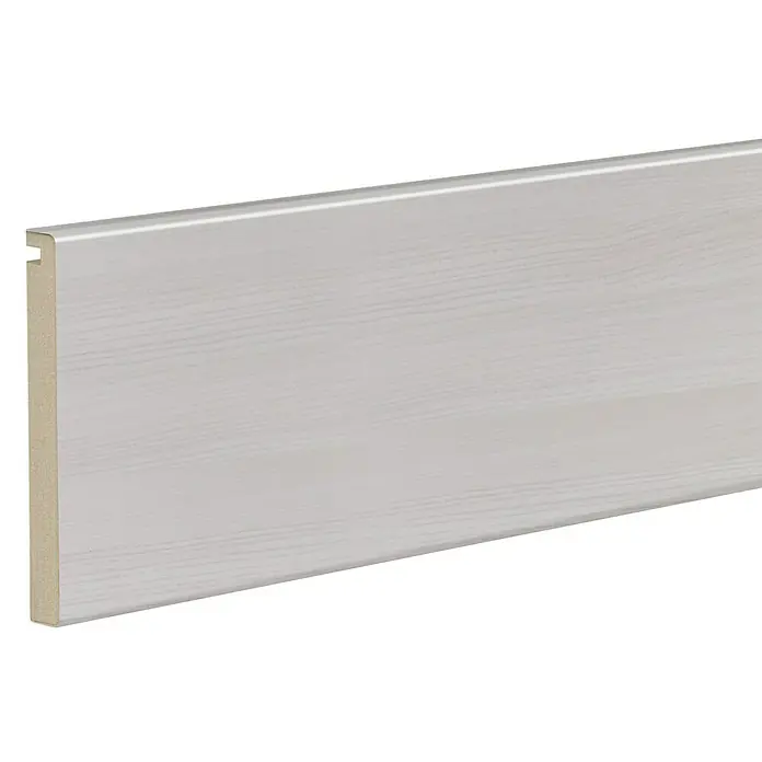 Solid Elements Tapeta ranurada - 8 x 220 cm, Fresno Eslovenia, 5 ud. - Una imagen detallada de un zócalo blanco con una ranura en la parte posterior, perfecto para la instalación en cualquier habitación.