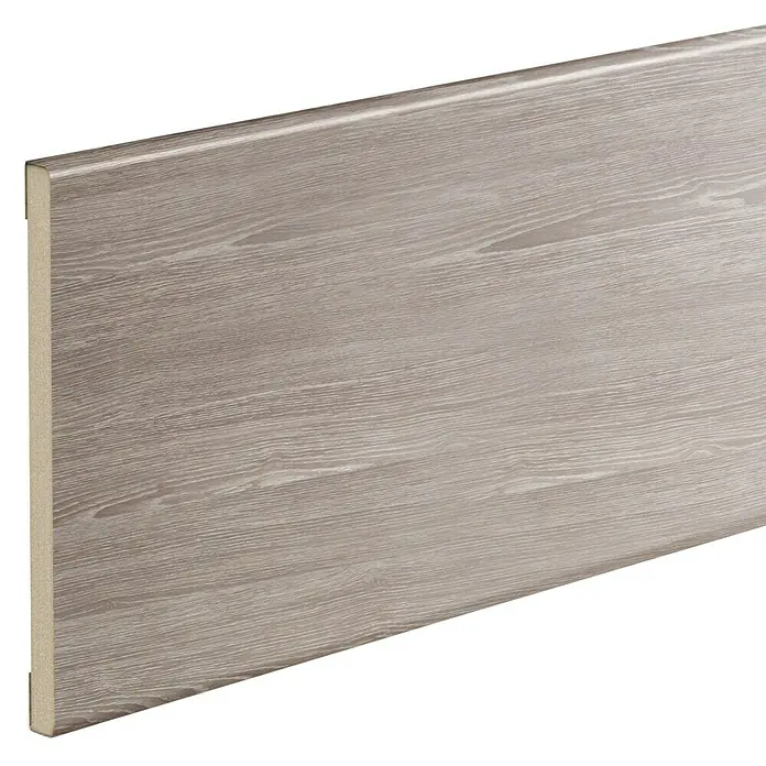 Solid Elements Embellecedor de madera cubreguía Roble Finlandés - Roble oscuro - Primer plano de un rodapié con aspecto de madera, ideal para cualquier habitación. El rodapié proporciona un acabado limpio y protege la pared de daños.