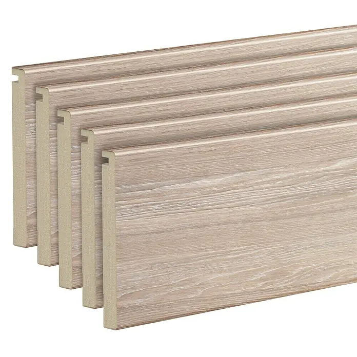 Solid Elements Tapeta ranurada - 8 x 220 cm, Roble Gris, 5 ud. - Pila de rodapiés de madera clara que muestran el grano y el perfil del producto.