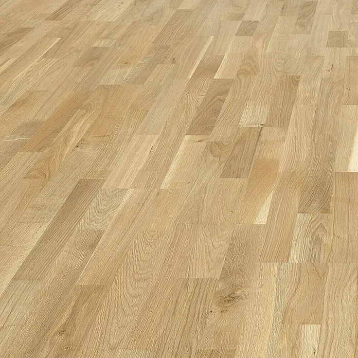Living by Haro Parkettmuster Eiche Pure versiegelt - 290 x 180 x 12 mm, Schiffsboden - Nahaufnahme von hellem, geöltem Eichenparkett, das eine warme und natürliche Atmosphäre vermittelt. Die Maserung und Farbe des Holzes sind gut sichtbar.