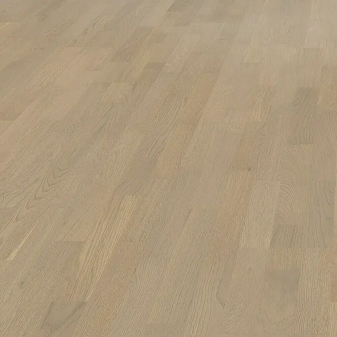 Living by Haro Parkettmuster Eiche Grey versiegelt - 290 x 180 x 12 mm, Schiffsboden - Nahaufnahme eines hellen, naturbelassenen Eichenparkettbodens, der Wärme und eine natürliche Ästhetik in den Raum bringt.