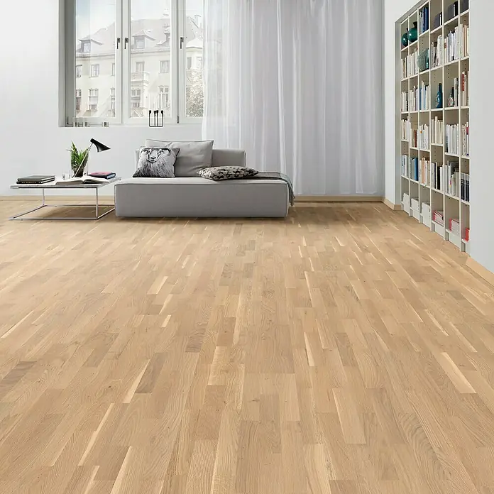 Living by Haro Parkettmuster Eiche Weiß Naturöl - 290 x 180 x 12 mm, Schiffsboden - Helles, modernes Interieur mit Fokus auf einem schönen, hellem Parkettboden, der Wärme und Natürlichkeit in den Raum bringt.