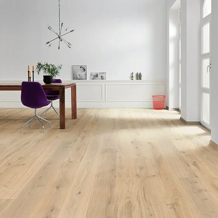 Living by Haro Parkettmuster Eiche Creme Naturöl - 290 x 180 x 12 mm, Landhausdiele - Lichtdurchfluteter Raum mit hellem Holzboden, Esstisch mit lila Stühlen und moderner Lampe. Einladendes Ambiente für stilvolles Wohnen.