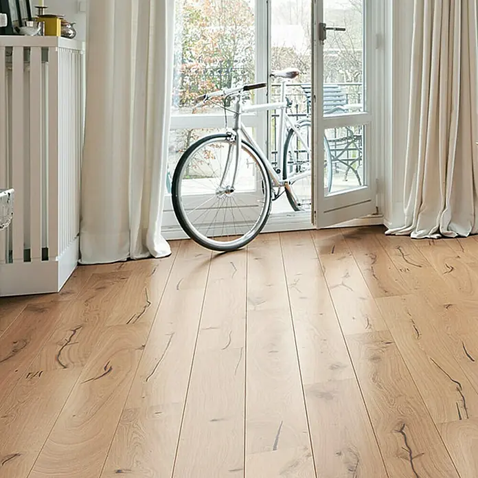 Living by Haro Parkett - Eiche Weiß Nevada Naturöl, Landhausdiele, 2.200 x 180 x 12 mm - Helle, natürliche Holzdielen mit sichtbarer Maserung, verlegt in einem modernen Raum mit Fahrrad und Balkontür.