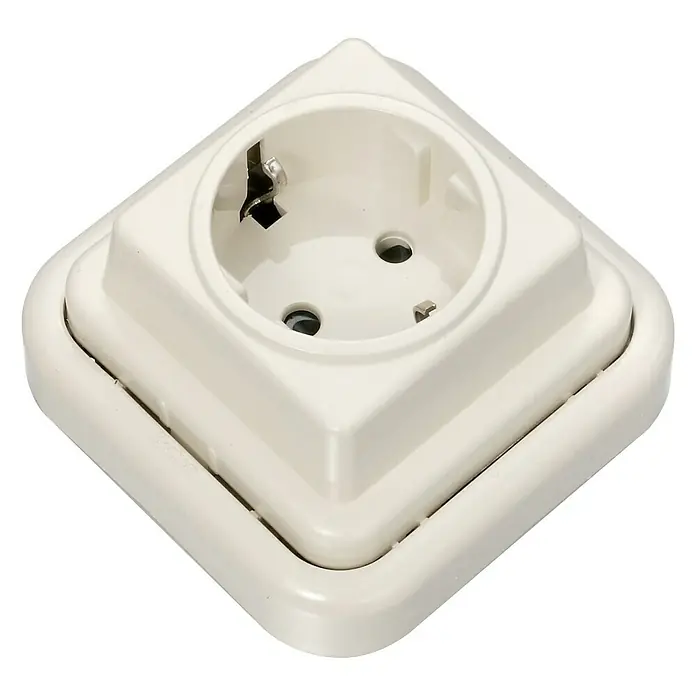 Fontini Kristal Enchufe TT - Marfil, Plástico, Montaje en superficie - Primer plano de una toma de corriente blanca con compatibilidad Europlug sobre un fondo negro.