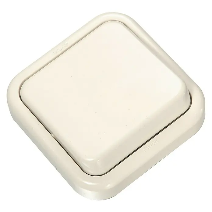Fontini Kristal Interruptor - Marfil, Colocar, Para interior - Primer plano de un interruptor de luz cuadrado de color crema, ligeramente inclinado y colocado sobre una superficie negra.