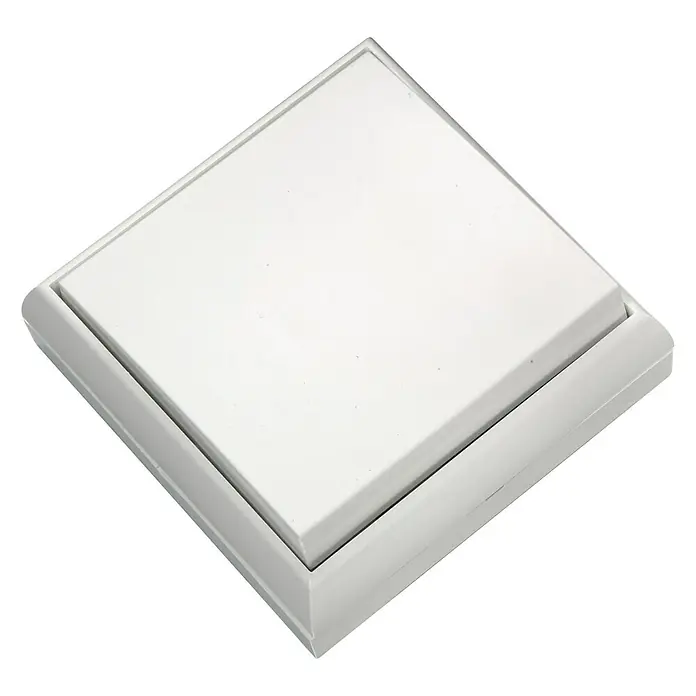 Fontini BF-25 Conmutador Monoblock - Blanco, Montaje en superficie - Primer plano de un interruptor de luz cuadrado blanco con un marco sutil, montado en una superficie lisa.