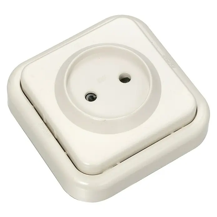 Fontini Kristal Enchufe - Marfil, Plástico, Montaje en superficie - Primer plano de un enchufe blanco, que muestra una estética limpia y minimalista para el uso moderno.
