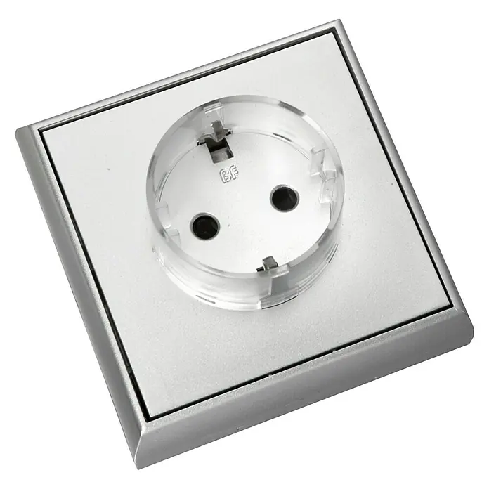 Fontini BF-25 Enchufe con protección Monoblock - Aluminio, Plástico, Montaje en superficie - Un primer plano de una toma de corriente elegante con marco plateado y cubierta transparente.