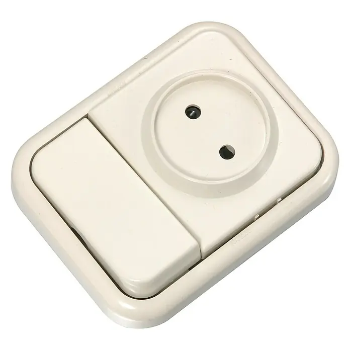 Fontini Kristal Enchufe con conmutador - Marfil, Plástico, Montaje en superficie - Primer plano de un enchufe blanco con interruptor. Perfecto para uso en interiores para conectar dispositivos y controlar la iluminación.