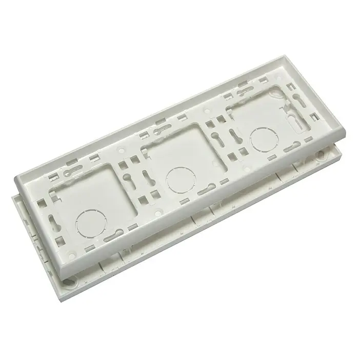 Fontini BF-25 Marco - Blanco, Modelo de mecanismos: x 3, Plástico, Colocar - Primer plano de dos marcos blancos para instalaciones eléctricas con recortes para interruptores y enchufes.