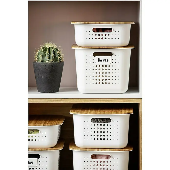 SmartStore Aufbewahrungsbox Basket Recycled 10 - L x B x H: 37 x 28 x 15 cm, Weiß - Aufnahme von weißen, perforierten Aufbewahrungskörben mit Holzdeckeln in einem Regal, die eine ordentliche und stilvolle Aufbewahrungslösung bieten.