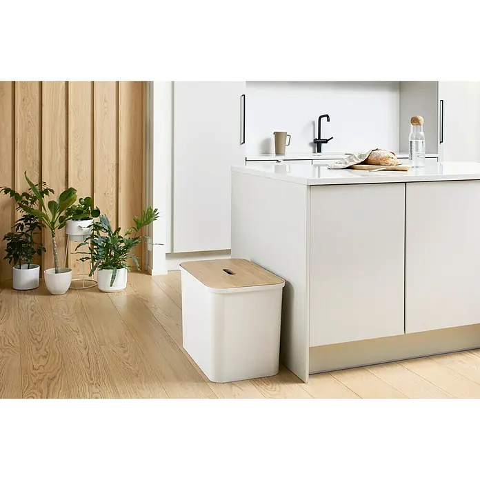 SmartStore Collect Mülltrennsystem - 76 l, Kunststoff, Weiß - Ein moderner, weißer Brotkasten mit Holzdeckel steht neben einer Kücheninsel in einem hellen, minimalistischen Küchendesign.
