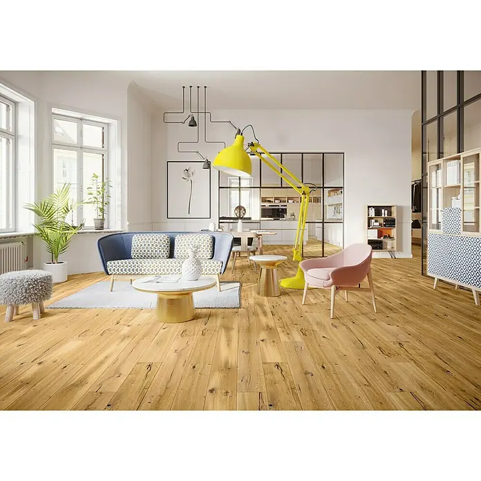Parkett - Eiche matt lackiert, Landhausdiele, 1.800 x 180 x 14 mm - Ein Wohnzimmer mit Holzboden. Der Holzboden verleiht dem Raum Wärme und Charakter.