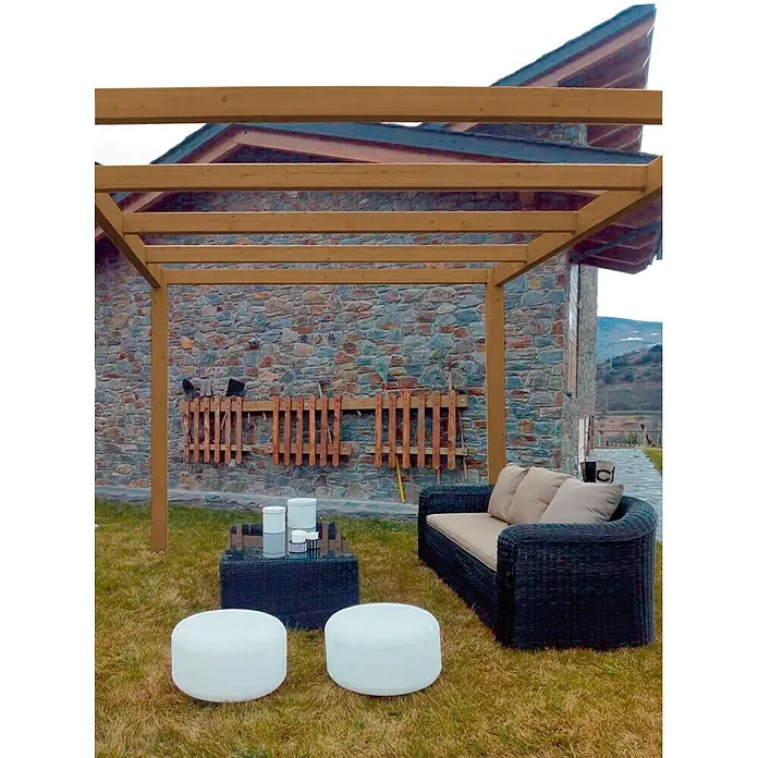 Pérgola estándar Green - L x An x Al: 300 x 300 x 240 cm, Marrón - Muebles de jardín bajo una pérgola de madera. Un grupo de asientos con sofá, mesa y taburetes sobre un césped.