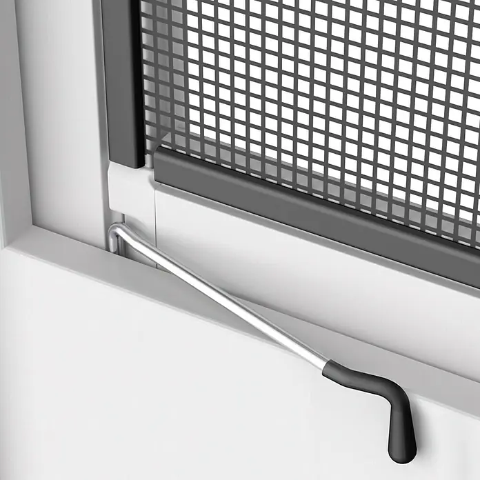 Easy Life easyLINE 2 Insektenschutzfenster - B x H: 130 x 150 cm, Weiß, Montage Insektengitter: Klemmen - Nahaufnahme eines Fensters mit einem Insektenschutzgitter und einem Fenstergriff. Der Griff ist aus Metall und hat einen schwarzen Kunststoffüberzug.
