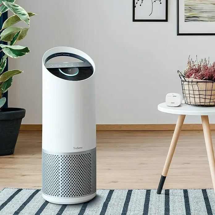 Leitz TruSens Luftreiniger Z-3000Raumgröße: 0 m² - 70 m², SensorPod Luftqualitätsmesser - Luftreiniger TruSens mit PureDirect-Technologie in einem modernen Wohnzimmer. Der elegante Luftreiniger sorgt für saubere Luft.