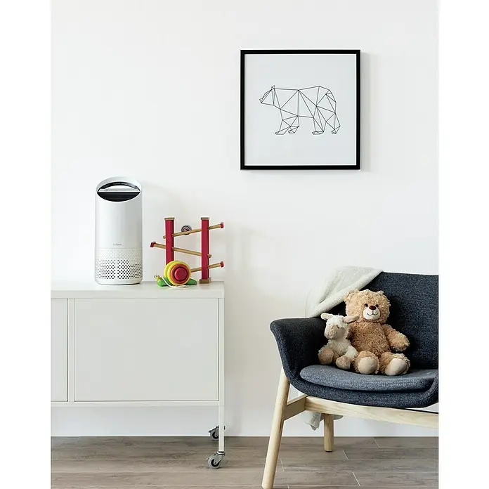 Leitz TruSens Luftreiniger Z-1000Raumgröße: 0 m² - 23 m², Luftqualitätsanzeige - Ein Kinderzimmer mit einem TruSens Luftreiniger auf einem weißen Schrank und einem geometrischen Bärenbild an der Wand.