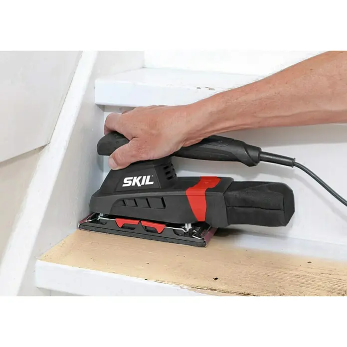 Skil Elektro-Schwingschleifer 7347 AA - 160 W - Nahaufnahme eines Skil-Exzenterschleifers beim Schleifen einer Holzoberfläche, ideal für Heimwerkerarbeiten.