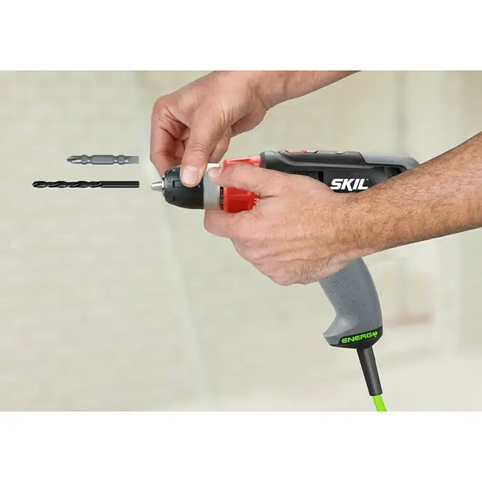 Skil Bohrschrauber 6221 AA Energy Line - 200 W, Leerlaufdrehzahl 1. Gang: 0 U/min - 1.600 U/min - Nahaufnahme eines SKIL-Bohrschraubers, der für verschiedene Aufgaben mit Bits und Bohrern vorbereitet wird. Vielseitigkeit für jedes Projekt.