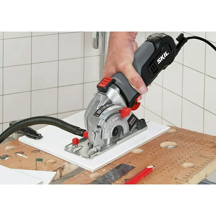 Skil Mini-Handkreissäge 5330 AA - 600 W - Skil Multi-Säge im Einsatz: Präzises Schneiden von Materialien mit einer handlichen und leistungsstarken Säge für verschiedene Anwendungen.