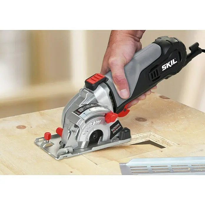 Skil Mini-Handkreissäge 5330 AA - 600 W - Skil Kreissäge im Einsatz, ideal für präzise Schnitte in Holz. Kompakt, 600W, 28,5mm Schnitttiefe für vielfältige Projekte.