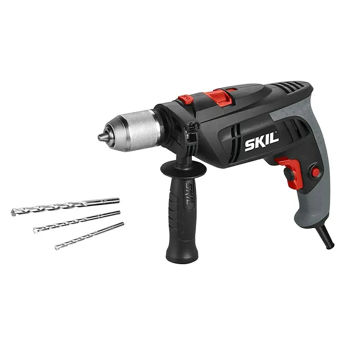 Skil Schlagbohrmaschine 6398 AA - 1.000 W, Schnellspannbohrfutter - Abbildung einer SKIL Schlagbohrmaschine mit Zusatzhandgriff und drei Bohrern.