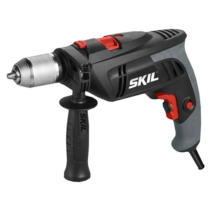 Skil Schlagbohrmaschine 6398 AA - 1.000 W, Schnellspannbohrfutter - Das Bild zeigt eine Skil Bohrmaschine, ein leistungsstarkes Werkzeug für Heimwerkerprojekte. Sie zeichnet sich durch ihr robustes Design und ergonomische Griffe aus.