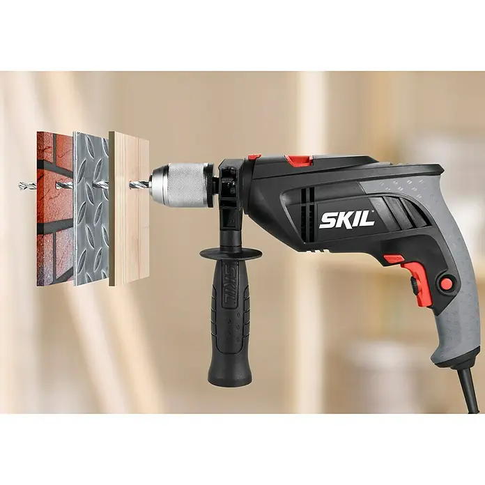 Skil Schlagbohrmaschine 6398 AA - 1.000 W, Schnellspannbohrfutter - Abbildung einer Skil Bohrmaschine, die durch Ziegel, Metall und Holz bohrt. Das Produkt ist schwarz, grau und rot.