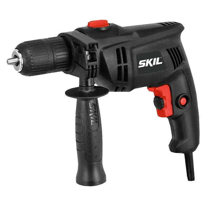 Skil Schlagbohrmaschine 1020 AA550 W, Schnellspannbohrfutter - Ein schwarzer Skil Bohrer mit rotem Knopf und Griff. Ein handliches Werkzeug für Heimwerker und Profis.