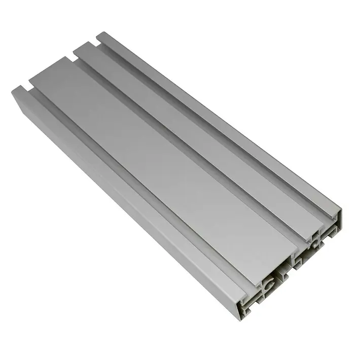 Treba Frewa Alaska Treppenwange - Aluminium, 250 x 140 x 4 cm - Das Bild zeigt ein graues Aluminiumprofil mit Nuten, das für Konstruktionen und Rahmen verwendet wird. Es bietet Stabilität und Flexibilität bei Bauprojekten.