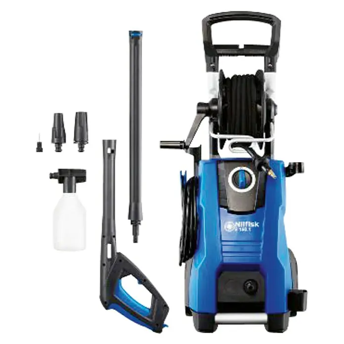 Nilfisk Hidrolimpiadora de alta presión E160.1-10 H X-TRA EU - 160 bar, 2.300 W, Capacidad de bombeo: 500 l/h - En la imagen se muestra una hidrolimpiadora Nilfisk con accesorios, ideal para tareas de limpieza exterior.