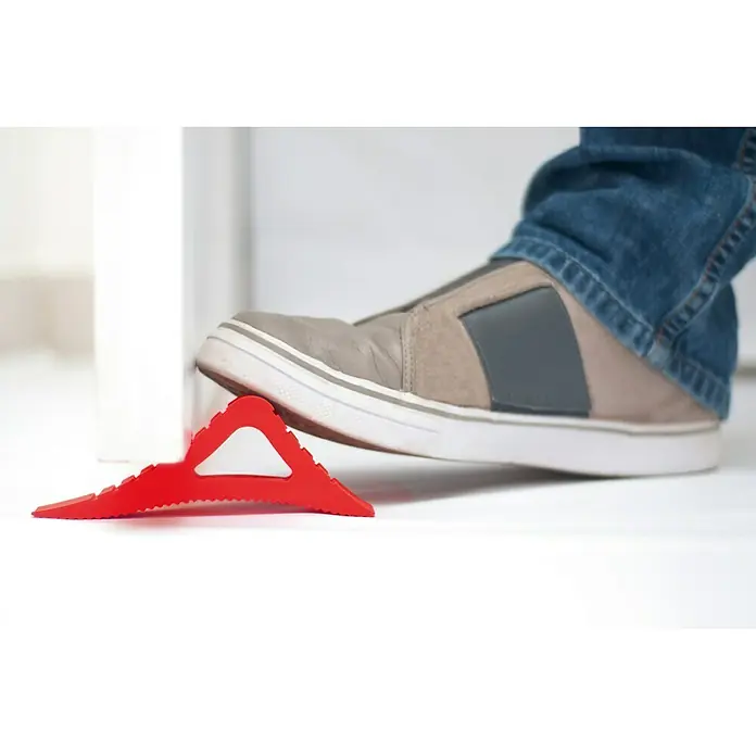Retenedor para puerta y ventana Blockystar - Rojo - Un tope de puerta rojo sujetado por un zapato, para mantener la puerta abierta. Herramienta útil para asegurar las puertas en su lugar.
