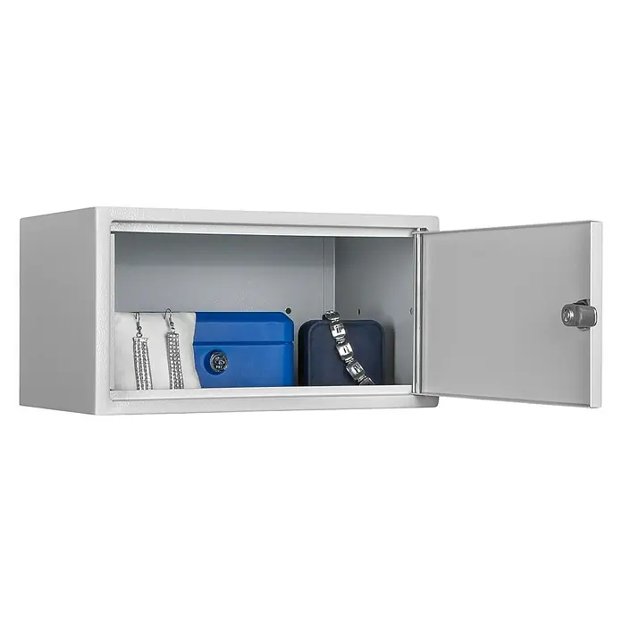 Format Wertschutzfach WF 3 - Zylinderschloss, L x B x H: 200 x 300 x 160 mm - Ein grauer Wandsafe mit geöffneter Tür, der Schmuckstücke wie Ohrringe und Armbänder präsentiert.