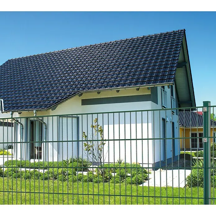 Peddy Shield Zaun-Set ESM I - L x H: 2 x 1,25 m, Grün, Montageart: Schrauben - Ein grüner Doppelstabmattenzaun umgibt ein modernes Wohnhaus. Der Zaun bietet Sicherheit und fügt sich gut in die Gartenlandschaft ein.