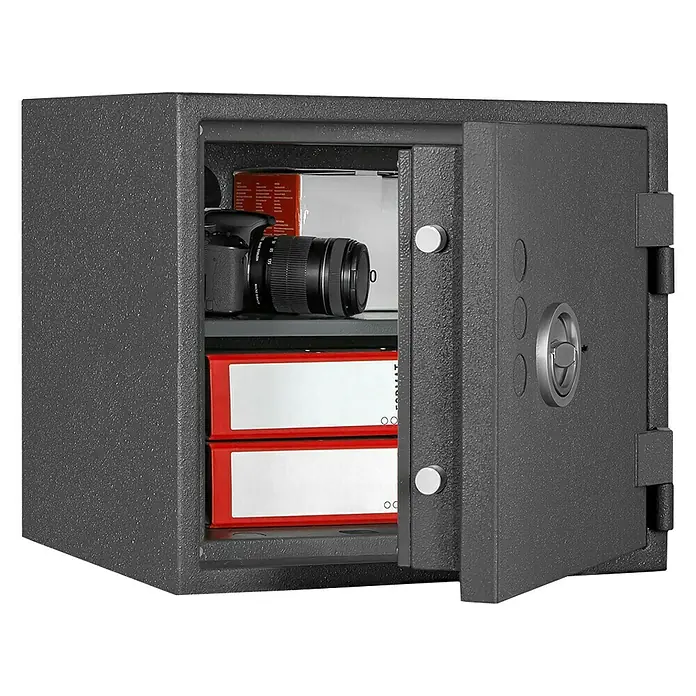 Format Feuerschutztresor PSL 3 - Doppelbart-Hochsicherheitsschloss, L x B x H: 450 x 505 x 450 mm - Ein Tresor steht mit geöffneter Tür, gefüllt mit einer Kamera, einer Box und zwei roten Ordnern. Sicherheit für Ihre Wertsachen!