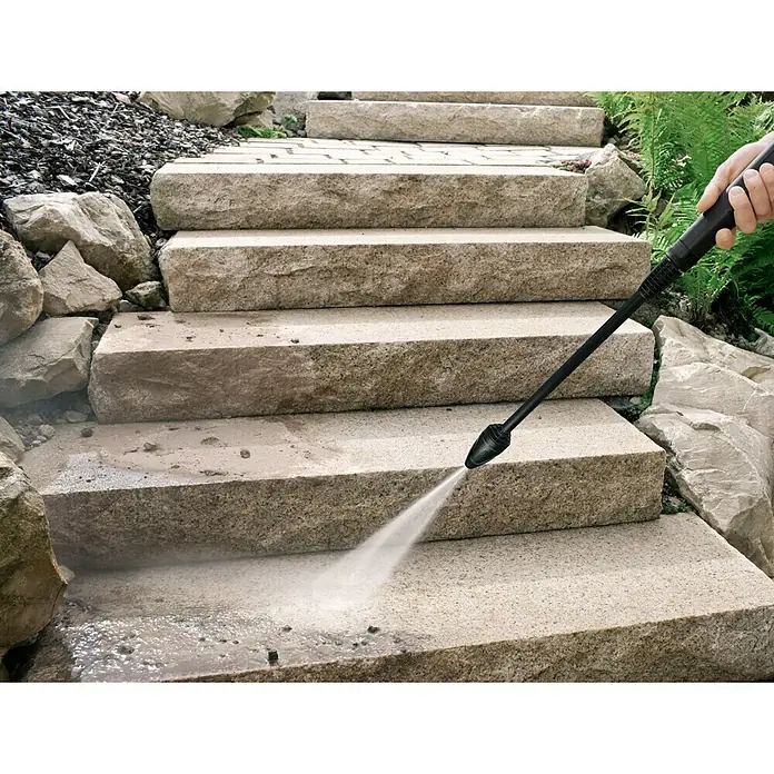 Kärcher Hidrolimpiadora de alta presión K 2 Universal Edition - 110 bar, 1.400 W, Capacidad de bombeo: 360 l/h - Hidrolimpiadora en acción limpiando una escalera exterior de piedra, eliminando suciedad con un chorro de agua.